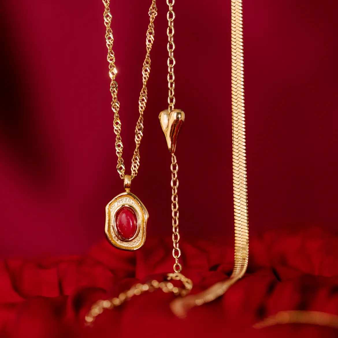 Flowy Heart Necklace Gold