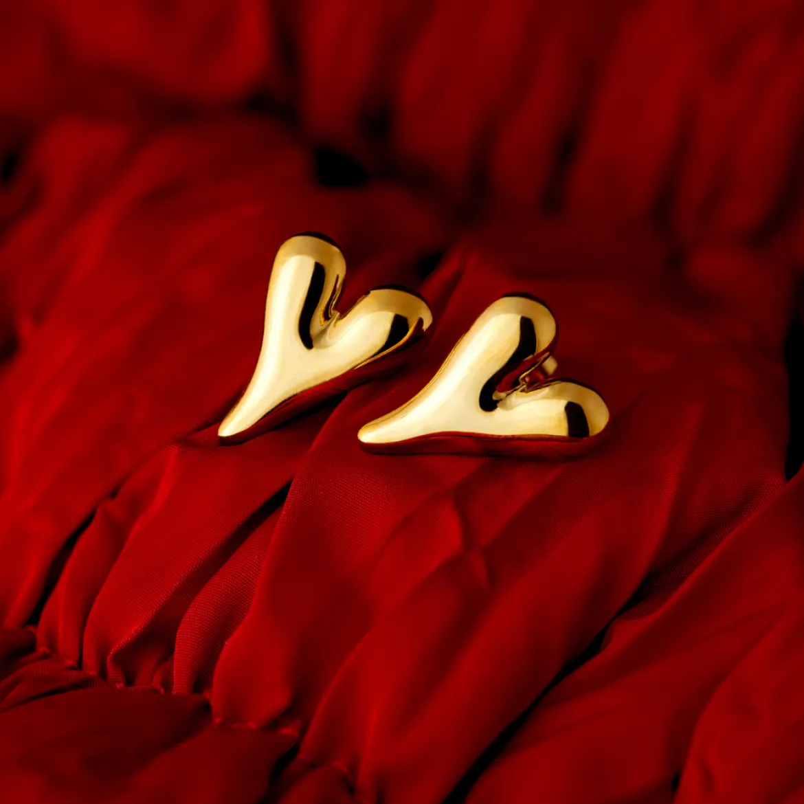 Flowy Heart Studs Large Gold
