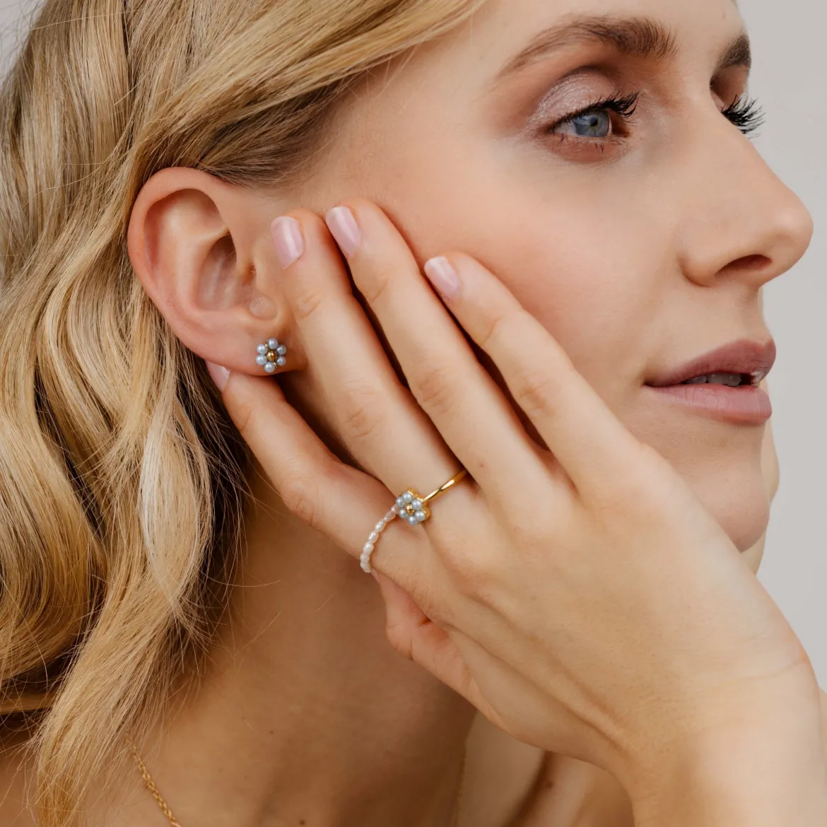 Forever Blue Daisy Studs Gold