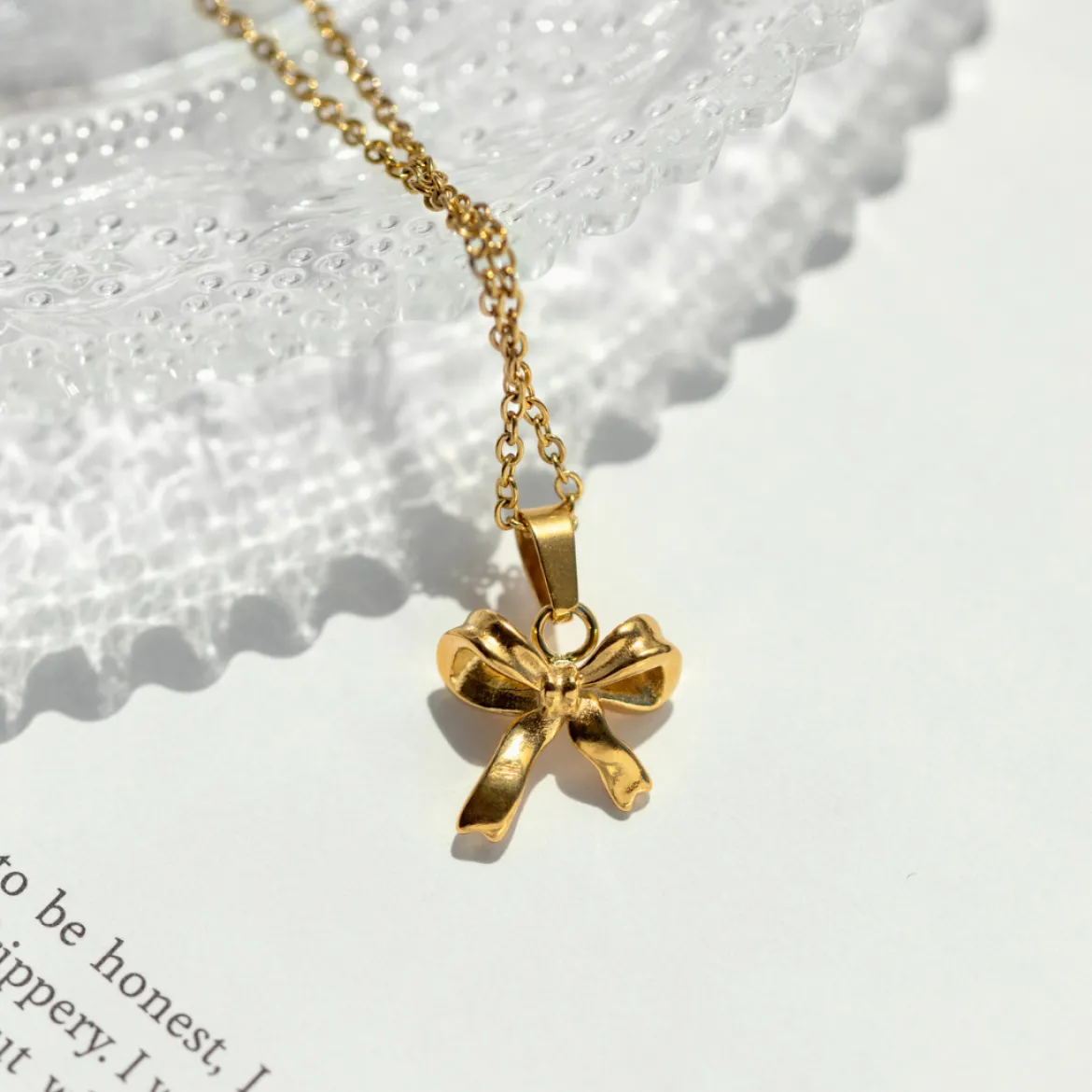Pretty Ribbon Necklace Gold