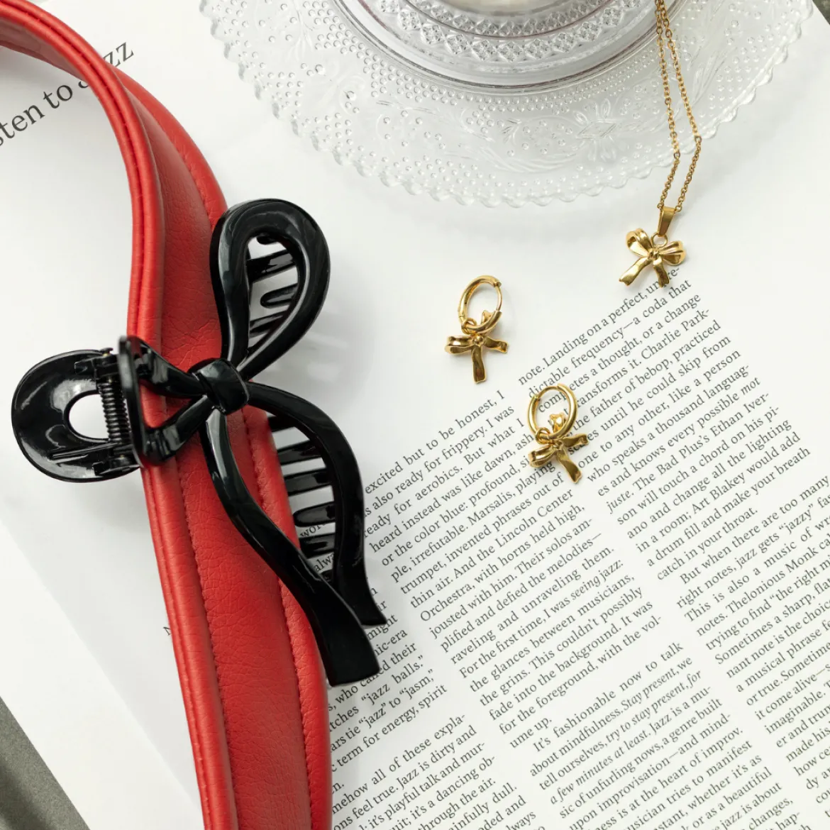 Pretty Ribbon Necklace Gold