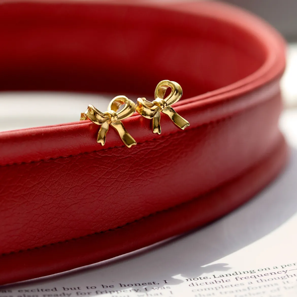 Pretty Ribbon Studs Gold