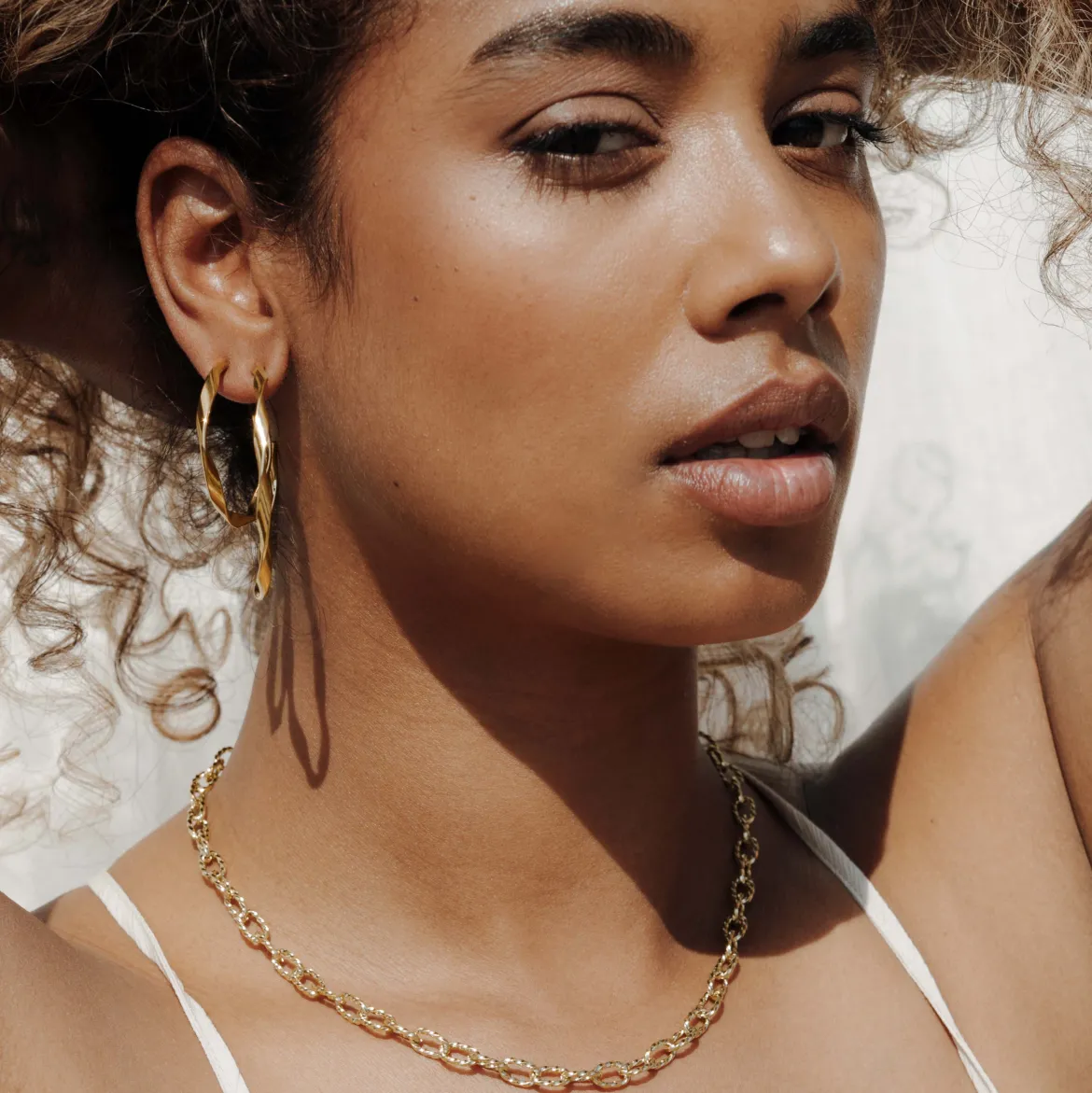 Sahira Hoop Studs Medium Gold