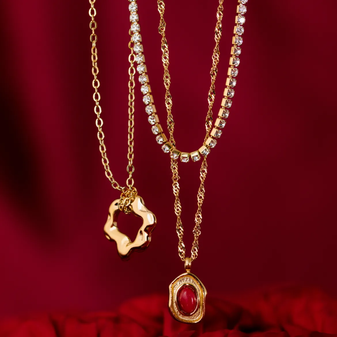 Scarlet Treasure Necklace Gold