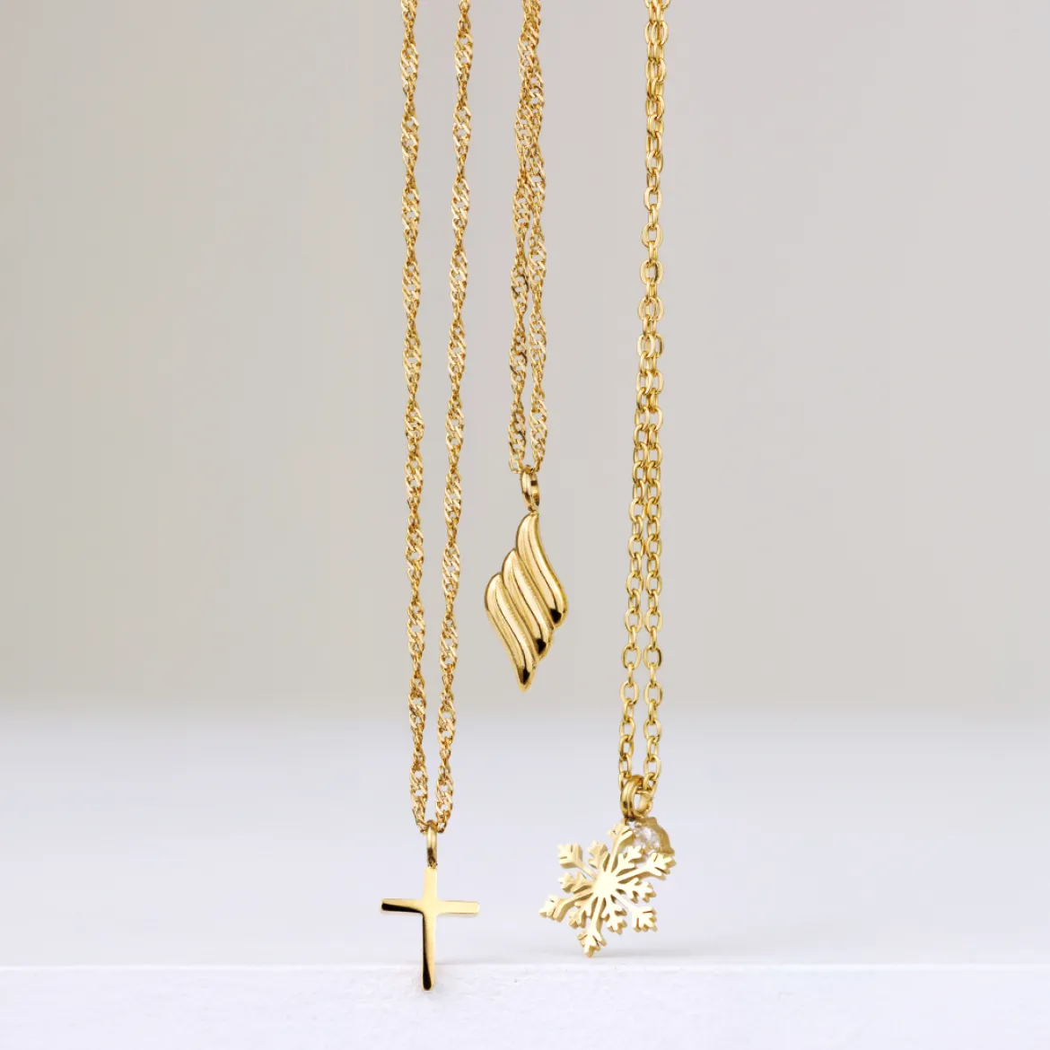 Sparkling Snowflake Necklace Gold