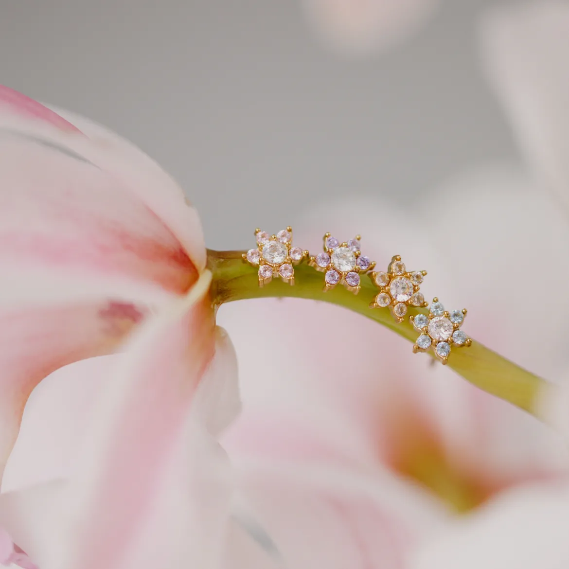 Sparkling White Petal Studs Silber